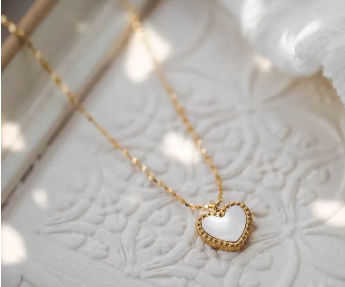 SEASHELL HEART NECKLACE