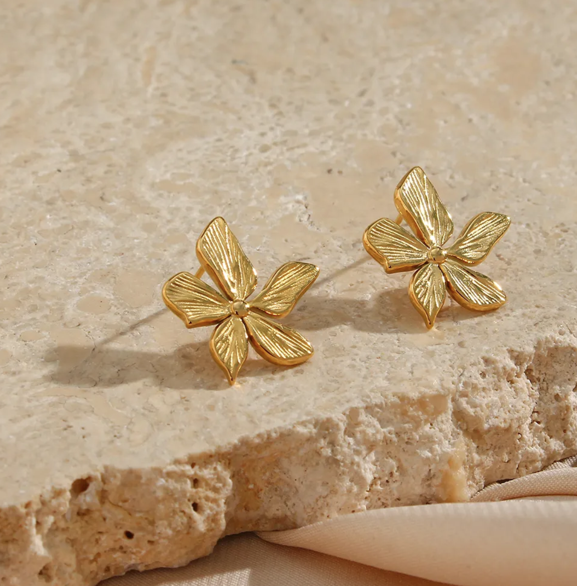 FLOWER-INSPIRED EARRINGS